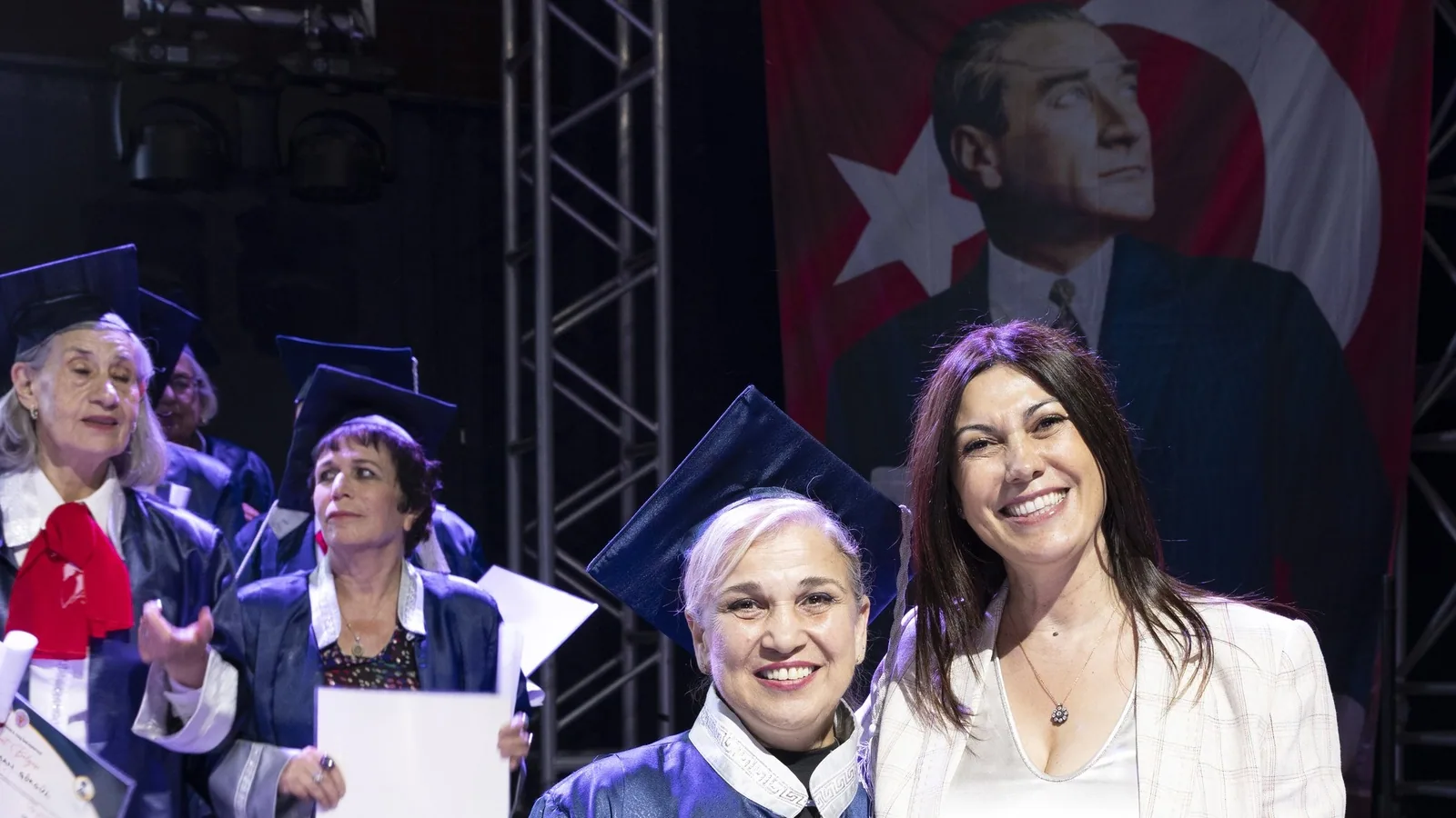 Dr. Feryal Akşan, Balçova Üçüncü Yaş Üniversitesi mezuniyet töreninde · Mayıs 2026